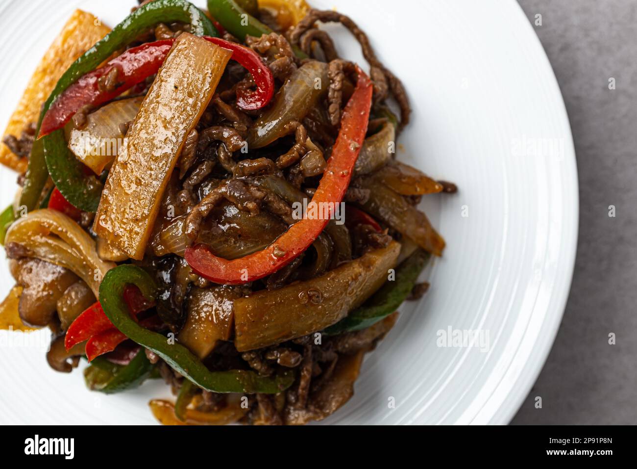 cultura alimentare cinese. Carne e verdure fritte in stile cinese. cibo salato e speziato Foto Stock