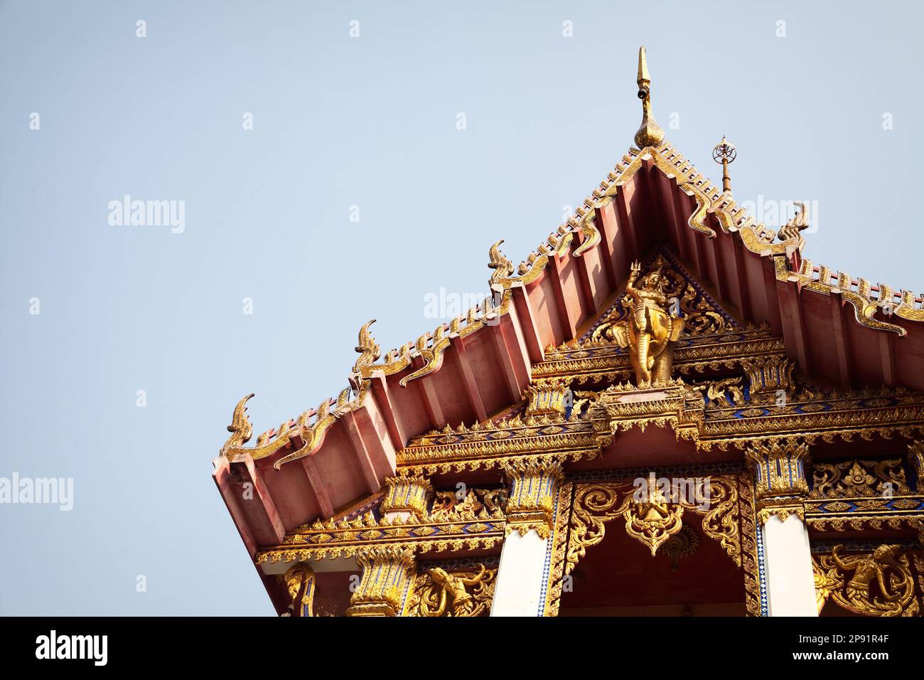 Tradizionale tempio buddista tailandese d'oro con sculture degli dei e ornamenti scolpiti. Simbolo religioso asiatico contro il cielo. Wat Chaimongkhon Royal Mo Foto Stock