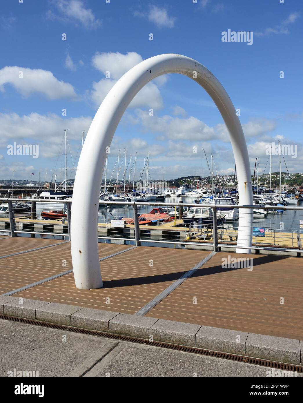 Il Ring on Beacon Quay, Torquay, parte del monumento commemorativo di Vanishing Point. (Vedere la nota). Foto Stock