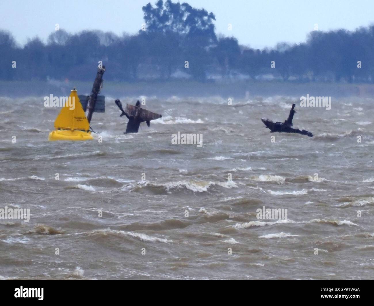 Sheerness, Kent, Regno Unito. 10th Mar, 2023. Meteo UK: gale Force avvolge la pastella a Sheerness, Kent da Storm Larisa. PIC: I tre alberi del relitto esplosivo SS Richard Montgomery prendono una batteria. Un busto di 53mph (forza 9) è stato registrato a 10,30am da una stazione meteorologica locale. Credit: James Bell/Alamy Live News Foto Stock