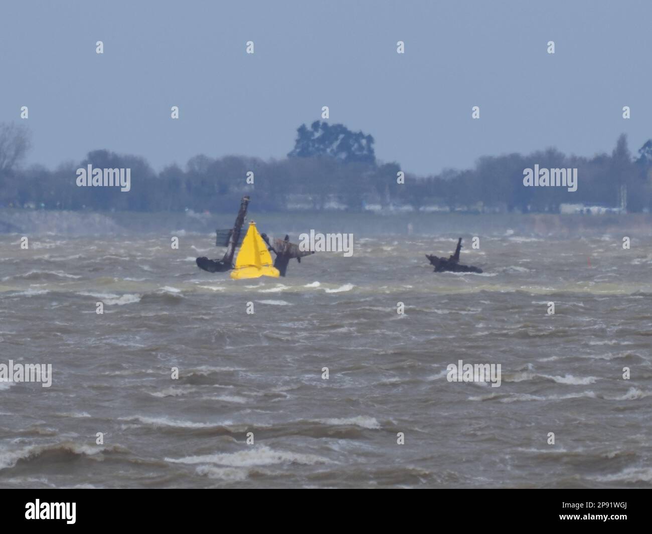 Sheerness, Kent, Regno Unito. 10th Mar, 2023. Meteo UK: gale Force avvolge la pastella a Sheerness, Kent da Storm Larisa. PIC: I tre alberi del relitto esplosivo SS Richard Montgomery prendono una batteria. Un busto di 53mph (forza 9) è stato registrato a 10,30am da una stazione meteorologica locale. Credit: James Bell/Alamy Live News Foto Stock