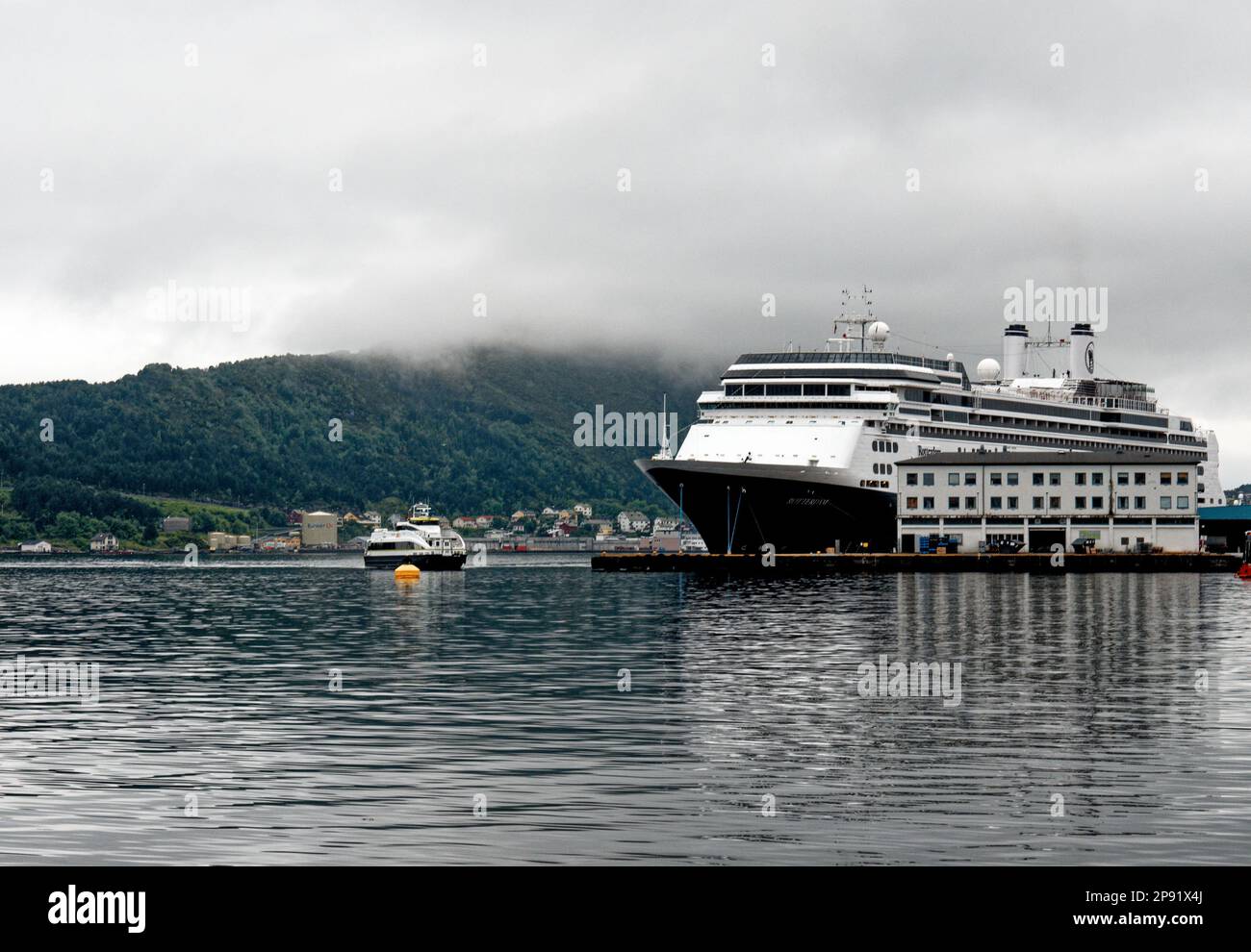 Holland America MV Rotterdam nave da crociera nella città di Alesund e comune in più og Romsdal contea, Norvegia. Destinazione Nord Europa. 19th Foto Stock