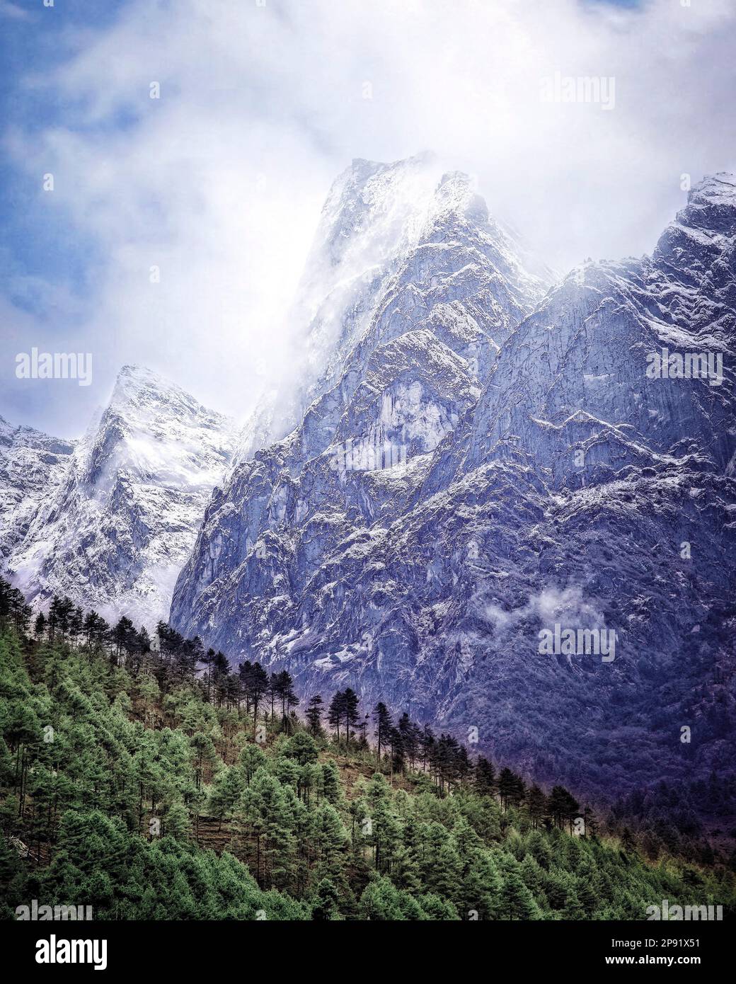 Le montagne dell'Himalaya si innalzano sopra Phakding sul sentiero del campo base dell'Everest in Nepal. Foto Stock