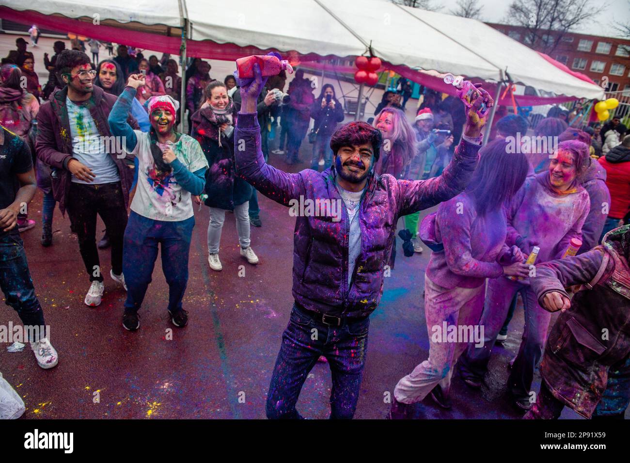 Marzo 7th, l'Aia. Milioni di persone in tutto il mondo celebrano l'annuale Festival di Holi Hangámá, noto anche come Festival dei colori, che significa la celebrazione dell'arrivo della primavera, un nuovo inizio, e il trionfo del divino e del bene. A l'Aia, dove si trova la più grande popolazione indiana d'Europa, si è tenuta una grande festa nel quartiere multiculturale di Transvaal, dove i partecipanti gettano polvere dai colori vivaci su se stessi e l'uno sull'altro. I colori di Holi simboleggiano anche la forza della società inclusiva dell'Aia. Foto Stock