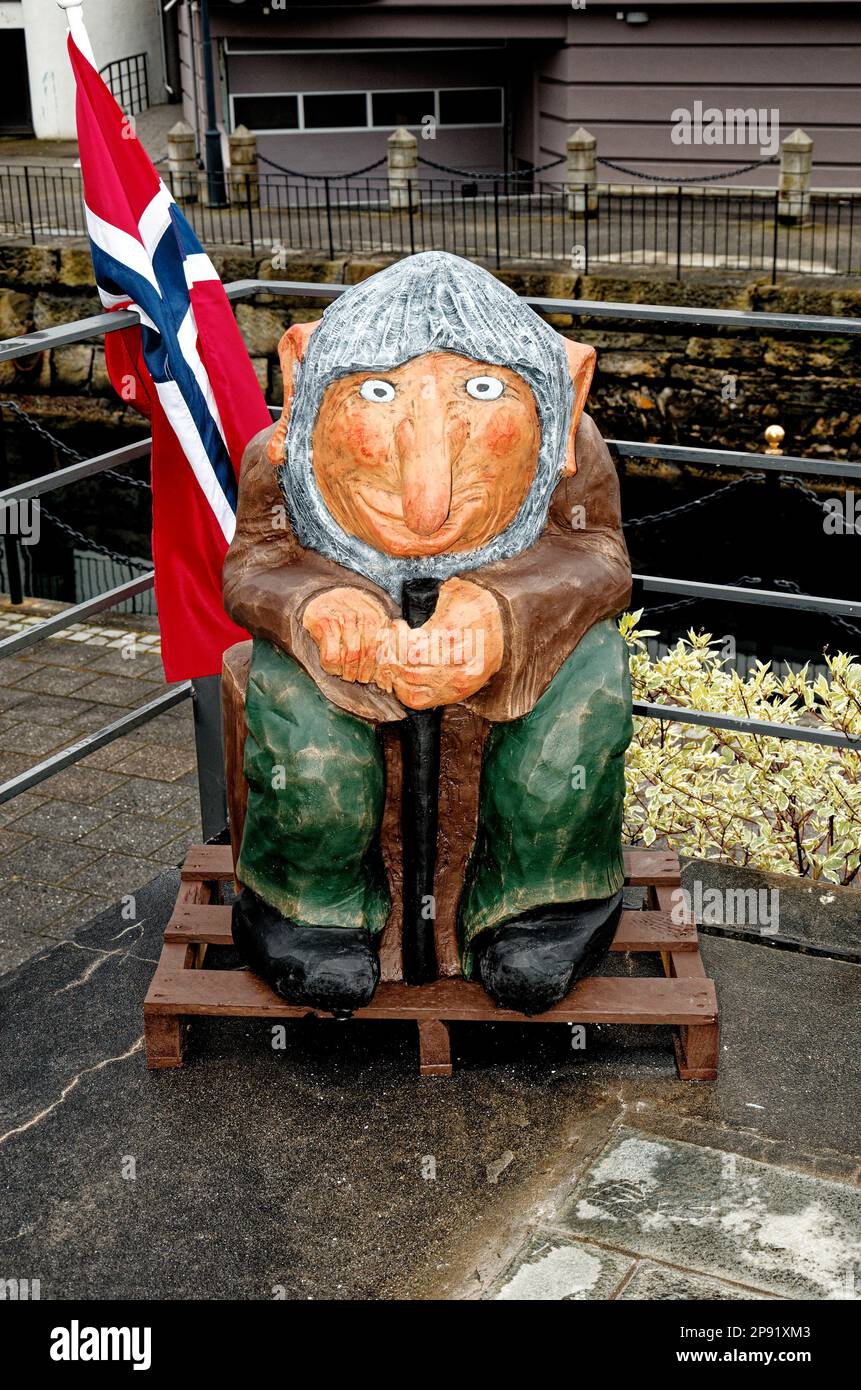 Scultura di strada di un Troll norvegese decorativo. Il troll norvegese sulla strada ad Alesund - Norvegia. Foto Stock