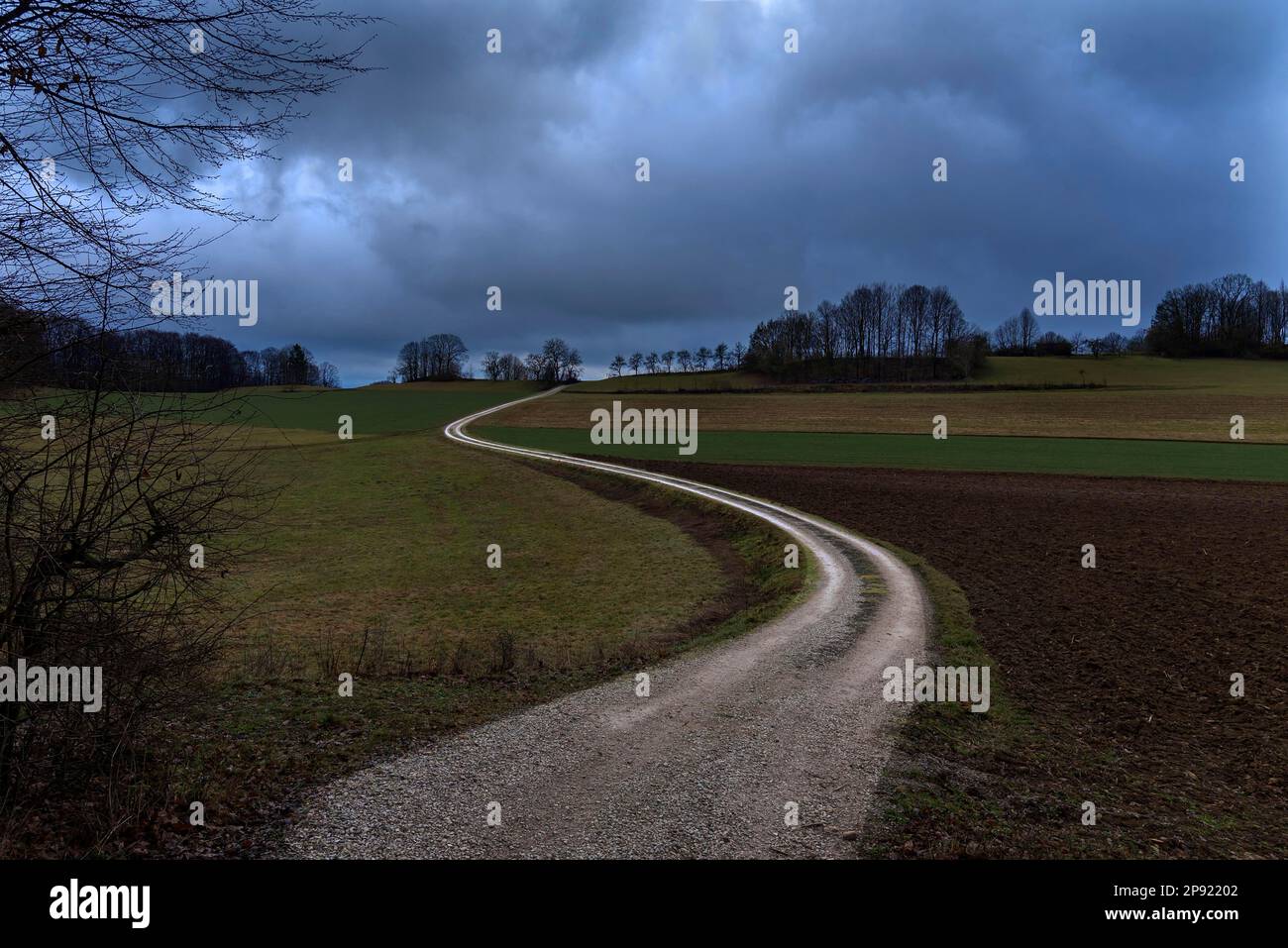 Paesaggio della Franconia con tempo piovoso scuro, Baviera, Germania Foto Stock