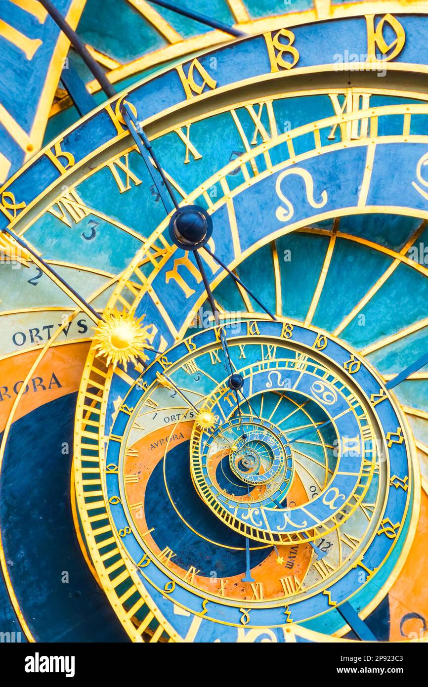 Sfondo effetto Droste basato sull'orologio astronimico di Praga. Design astratto per concetti legati all'astrologia, alla fantasia, al tempo e alla magia Foto Stock