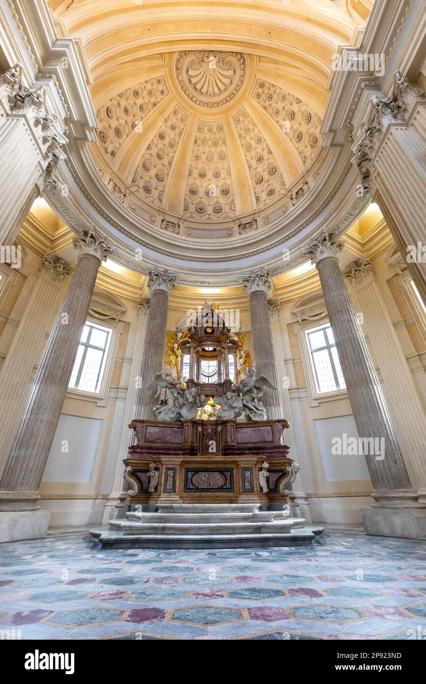 VENARIA REALE, ITALIA - CIRCA MAGGIO 2021: Altare sacro cattolico in stile barocco e cupola. Luce diurna Foto Stock