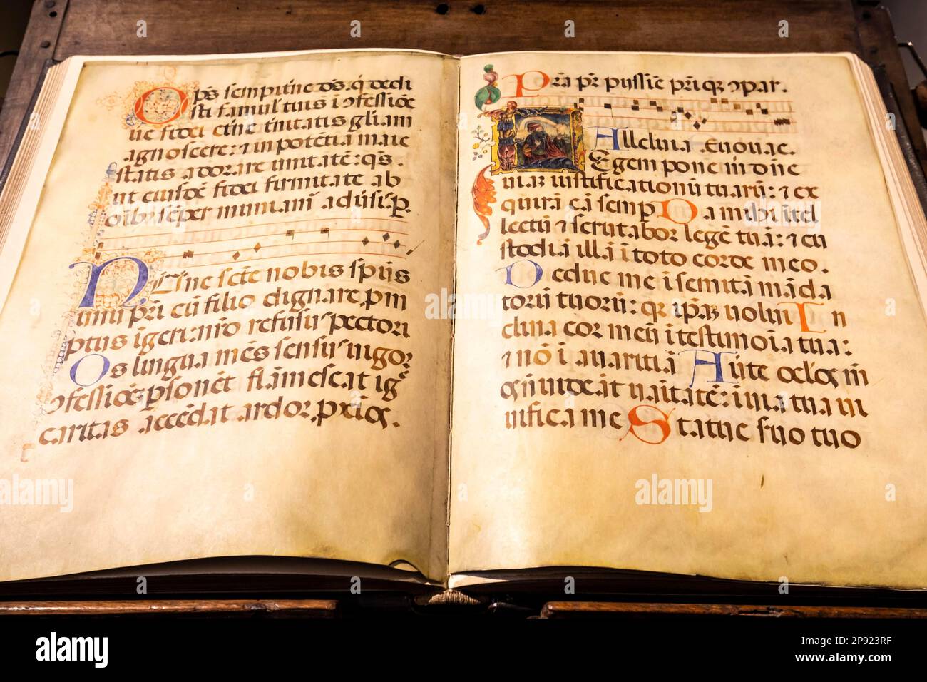 TORINO, ITALIA - CIRCA MAGGIO 2021: Manoscritto medievale antico con calligrafia antica Foto Stock