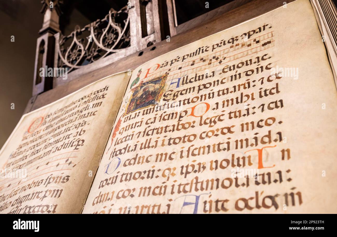 TORINO, ITALIA - CIRCA MAGGIO 2021: Manoscritto medievale antico con calligrafia antica Foto Stock