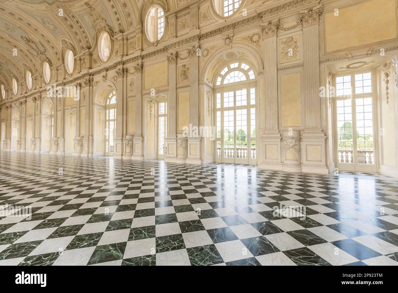 VENARIA REALE, ITALIA - CIRCA MAGGIO 2021: Corridoio con pavimento in marmi di lusso. Grande eleganza per questo interno italiano a Venaria reale Foto Stock