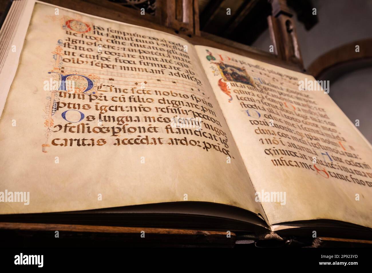 TORINO, ITALIA - CIRCA MAGGIO 2021: Manoscritto medievale antico con calligrafia antica Foto Stock