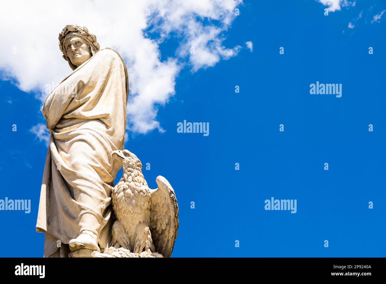 Statua di Dante Alighieri a Firenze, Toscana, Italia, con un meraviglioso sfondo blu cielo Foto Stock