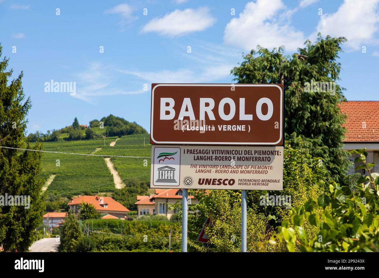Cartello stradale Barolo Village, sito UNESCO - Italia Foto Stock
