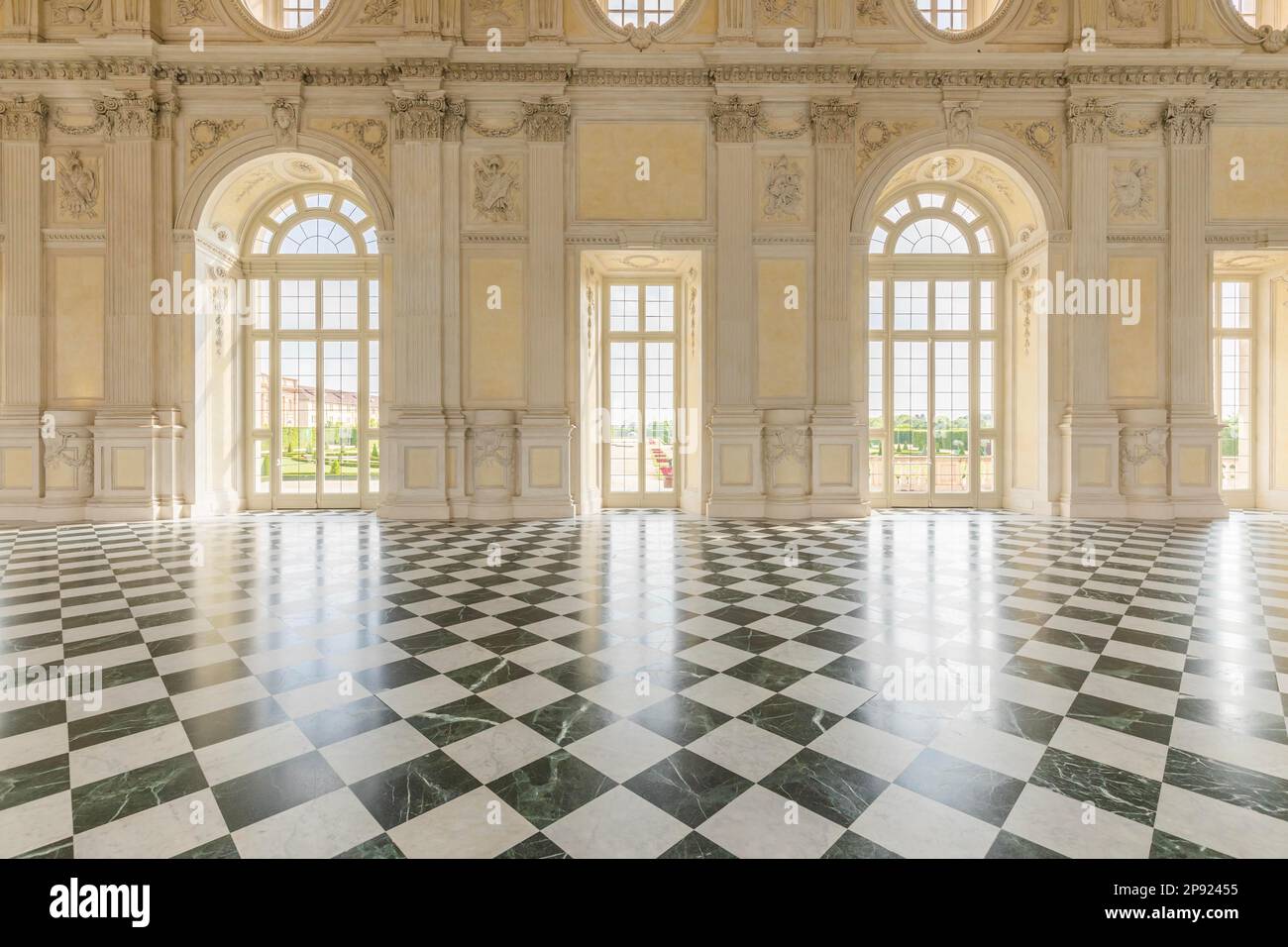 VENARIA REALE, ITALIA - CIRCA MAGGIO 2021: Corridoio con pavimento in marmi di lusso. Grande eleganza per questo interno italiano a Venaria reale Foto Stock