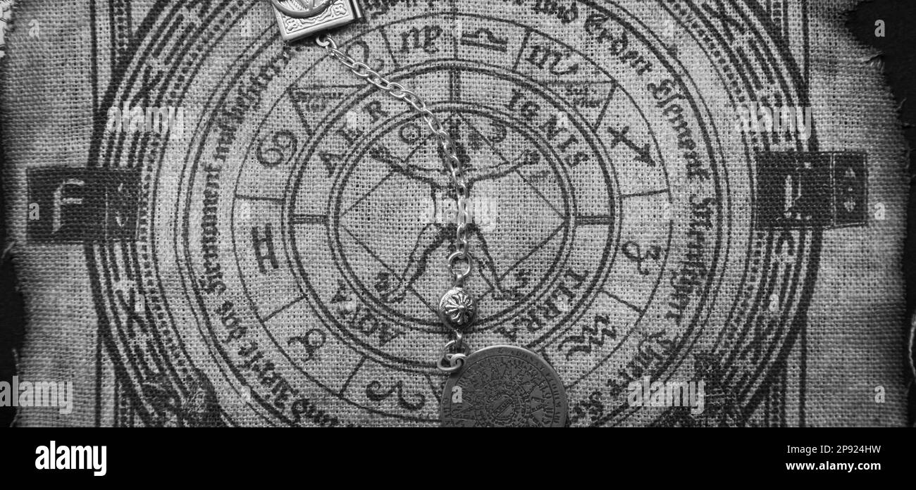 Antico sfondo esoterico stregoneria. Occultims e paganesimo vecchio simbolo, con rune misteriose e alfabeto Foto Stock