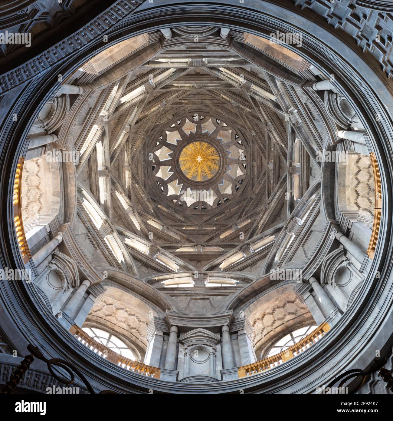 Torino, Italia - circa Agosto 2021: Cappella della Sindone, 1694 di Guarini. Uno dei luoghi sacri più importanti per la religione cristiana Foto Stock