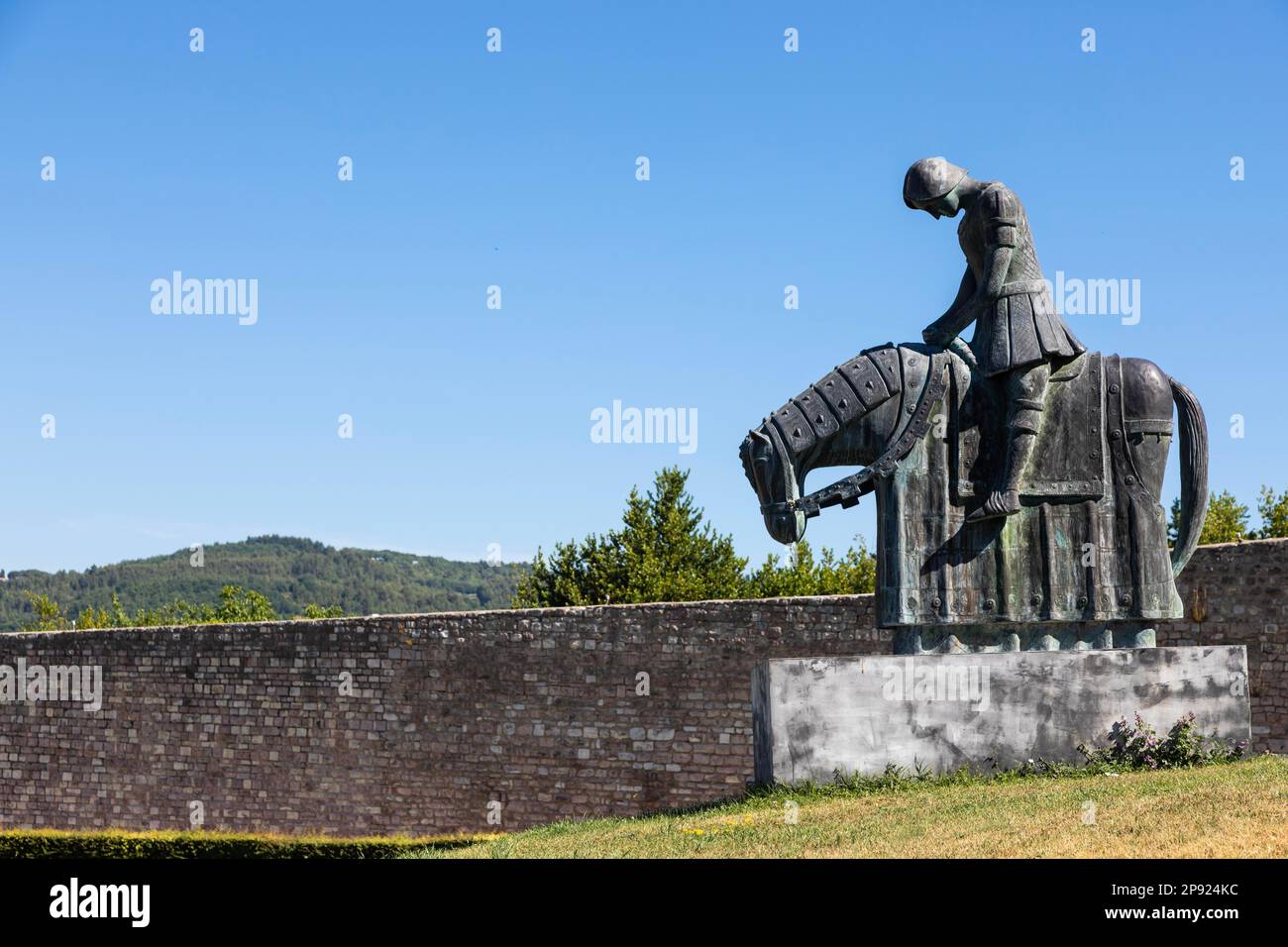 Assisi villaggio in Umbria, Italia. Statua di San Francesco. La città è famosa per la più importante St Basilica di Francesco (Basilica di Foto Stock