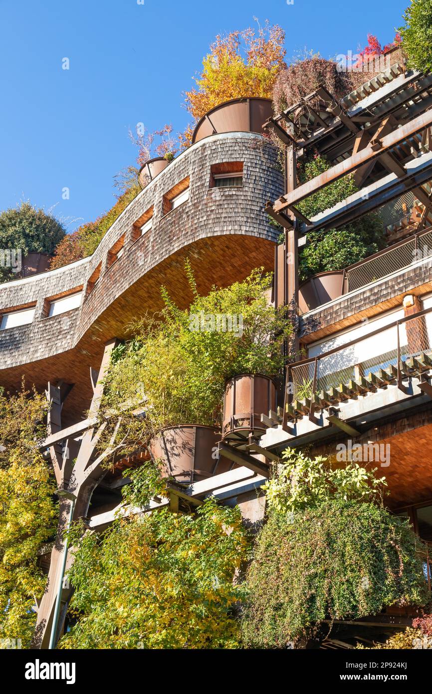 Torino, Italia - circa Novembre 2021: Immobiliare verde edificio residenziale. Esterno con design moderno, piante e legno integrati. Questa Treehouse Foto Stock