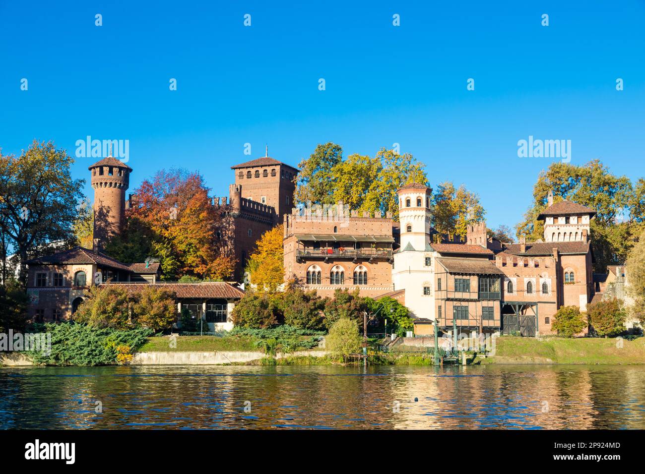 Torino, Italia - Circa Novembre 2021: Panorama all'aperto con il suggestivo castello di Torino Valentino all'alba in autunno Foto Stock