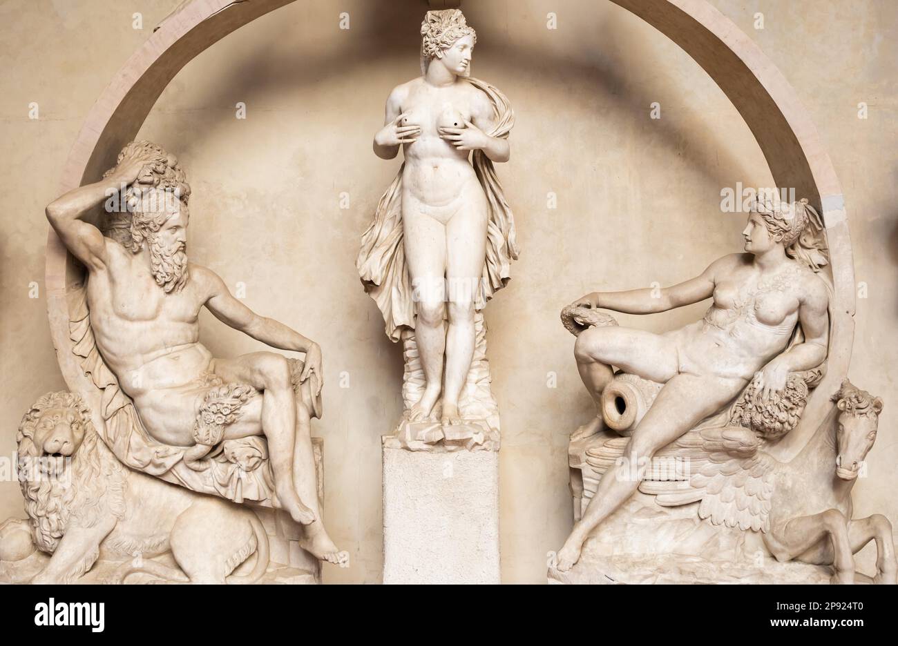 Firenze, Italia - circa luglio 2021. Sensuale donna nuda statua. Figura di bellezza fatta di pietra Foto Stock