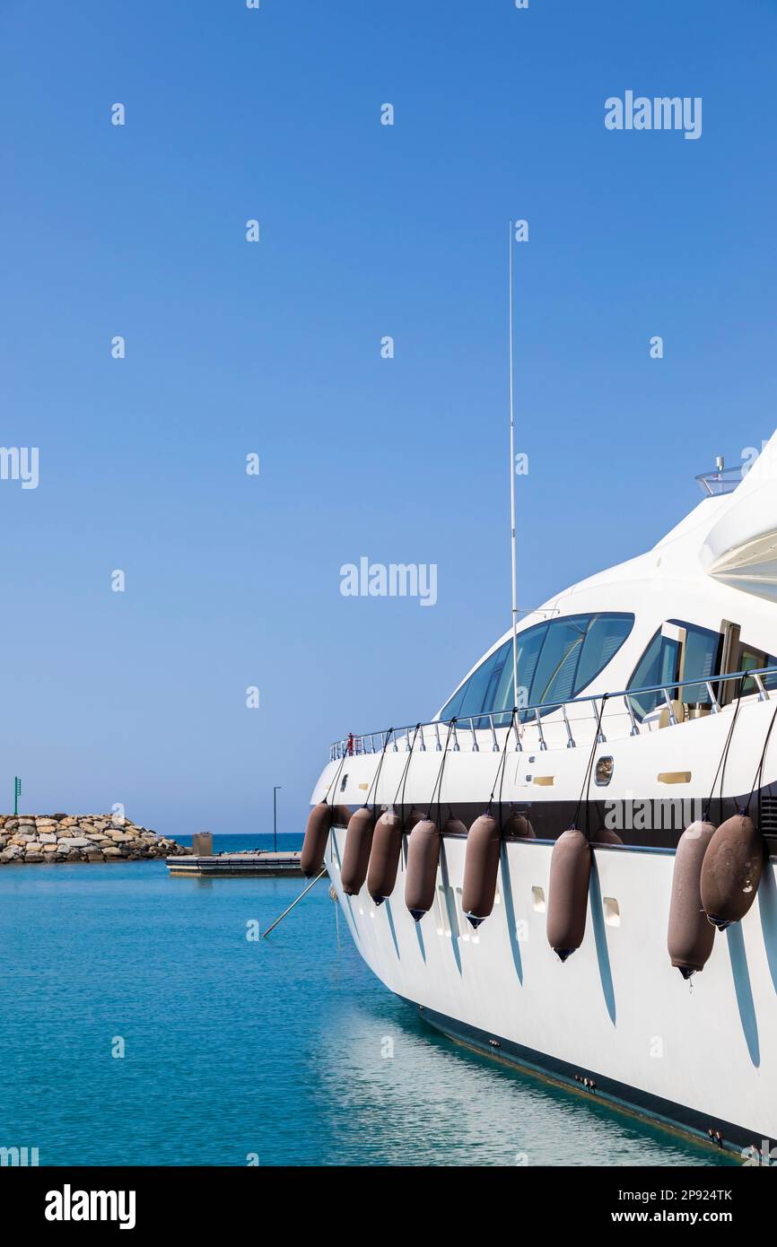 Ventimiglia, Italia - circa Agosto 2021: Yacht a Cala del Forte, AN è una splendida e nuovissima marina all'avanguardia situata a Ventimiglia Foto Stock