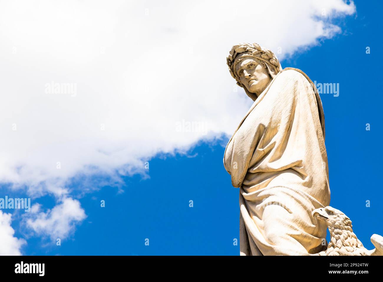 Statua di Dante Alighieri a Firenze, Toscana, Italia, con un meraviglioso sfondo blu cielo Foto Stock