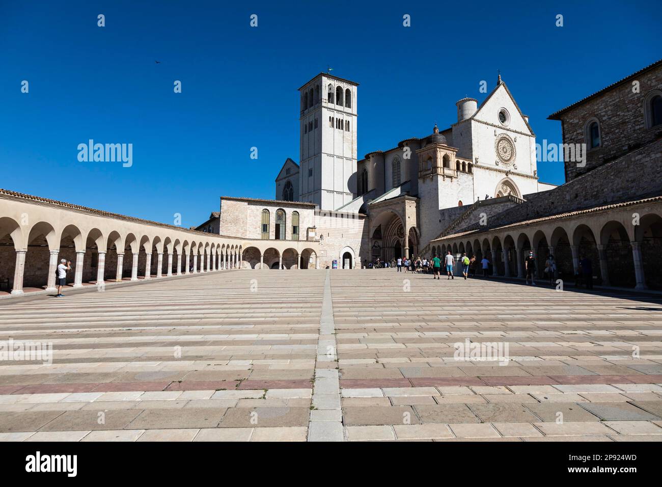 Borgo di Assisi in Umbria, Italia - circa Giugno 2021: La più importante Basilica di San Francesco d'Italia Foto Stock