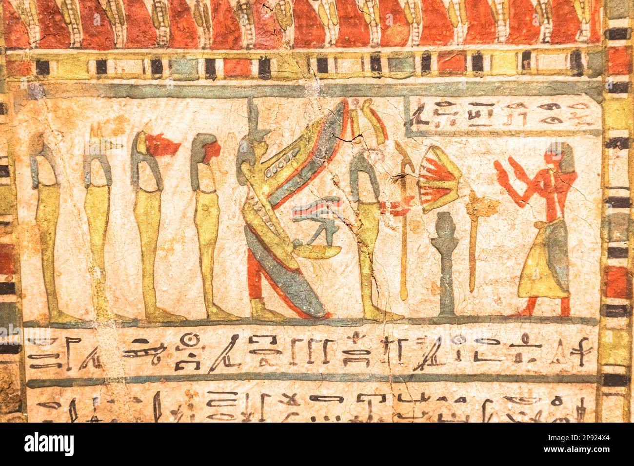 TORINO, ITALIA - CIRCA MAGGIO 2021: Archeologia egiziana. Antico geroglifico, ca. 580 a.C. con Iside e i quattro figli di Horus Foto Stock