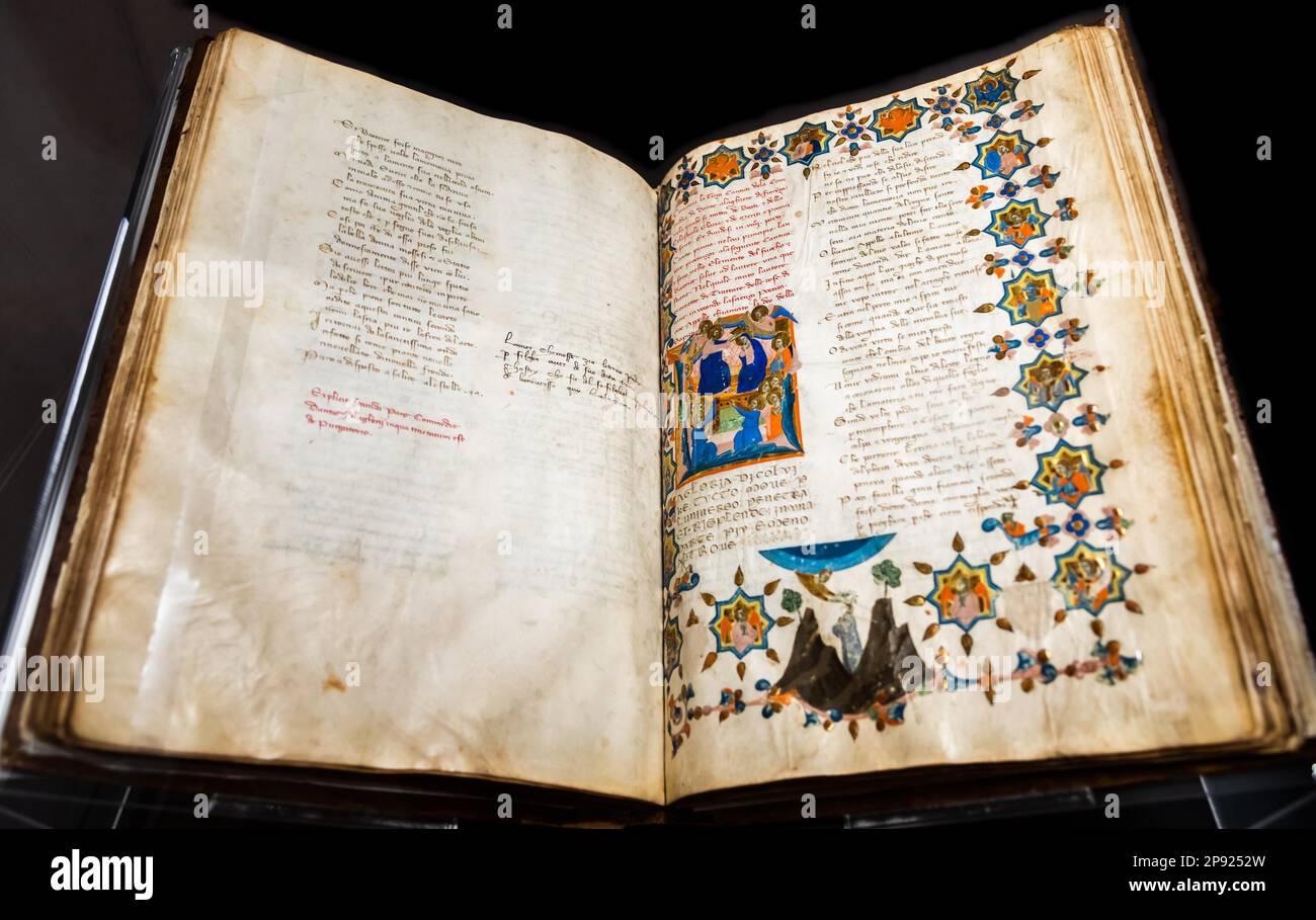 FIRENZE, ITALIA - circa luglio 2021. Antico foglio manoscritto di Dante Divina Commedia, copia del 16th ° secolo Foto Stock