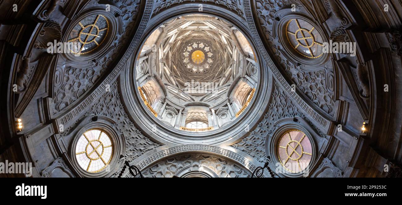Torino, Italia - circa Agosto 2021: Cappella della Sindone, 1694 di Guarini. Uno dei luoghi sacri più importanti per la religione cristiana Foto Stock