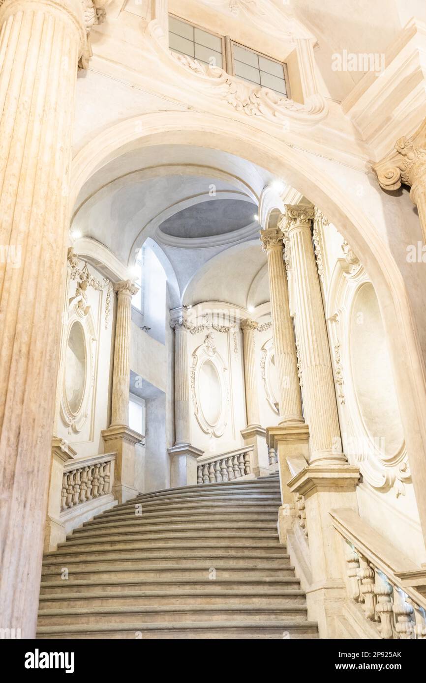 Torino, Italia - circa Gennaio 2022: Scala in marmo di lusso. Architettura d'epoca, interni design Foto Stock