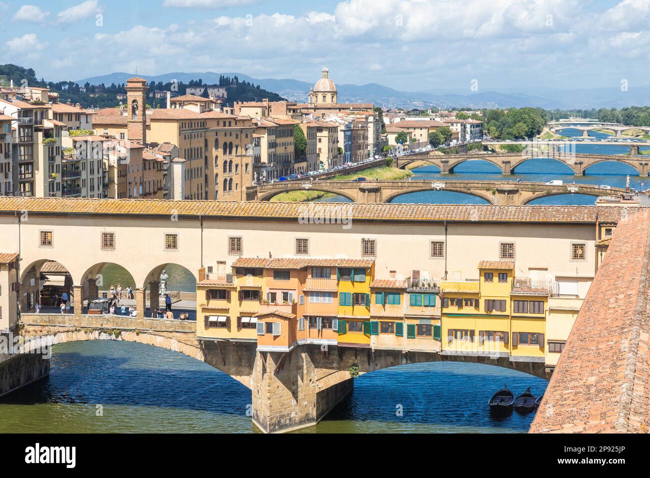 Firenze, Italia - circa Giugno 2021: Paesaggio della città con Ponte Vecchio Foto Stock