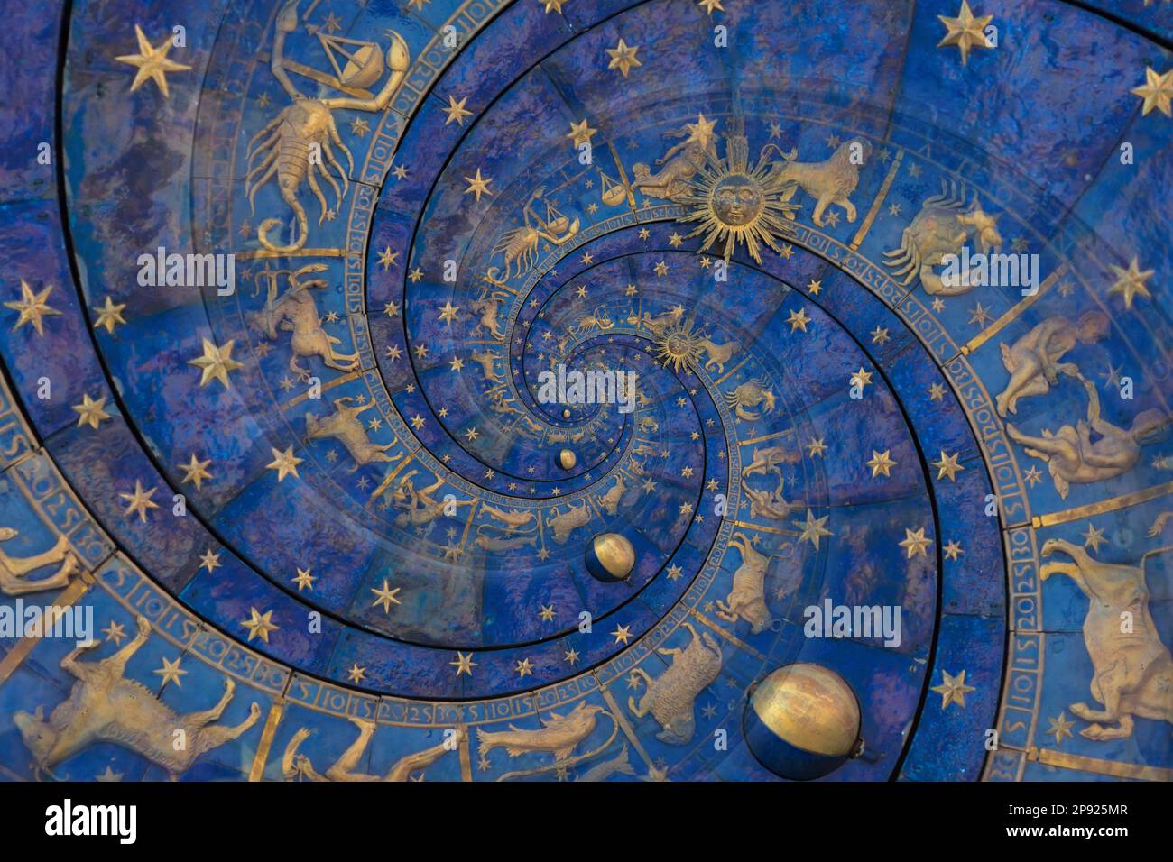 Segni zodiacali sfondo oroscopo. Concetto di fantasia e mistero - blu Foto Stock
