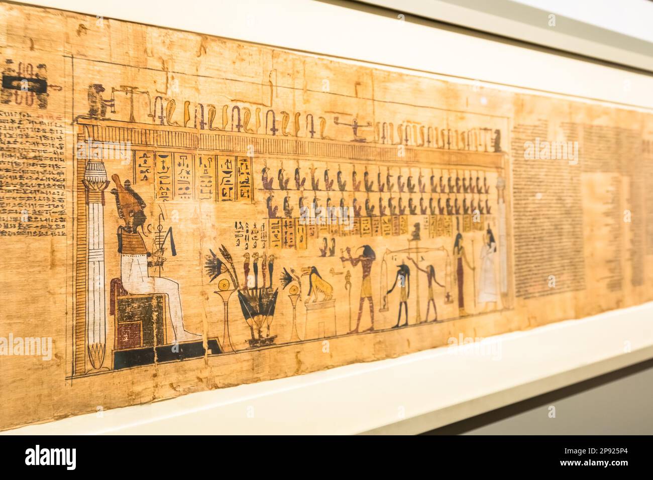 TORINO, ITALIA - CIRCA MAGGIO 2021: Antico papiro egiziano con testo funerario geroglifico. Circa 1550 a.C. manoscritto antico Foto Stock