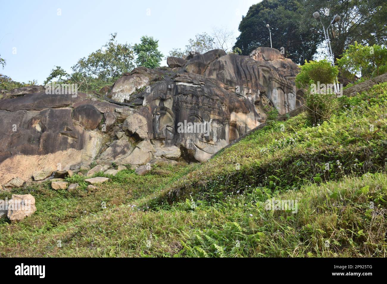 Rovine di un'antica civiltà in Unokoti, Tripura, India. Foto Stock