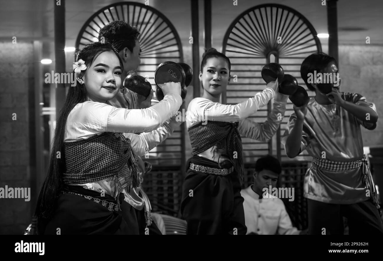 Un tradizionale gruppo di danza Khmer in Cambogia si esibisce su una nave da crociera fluviale ormeggiata nella capitale Phnom Penh. Foto Stock