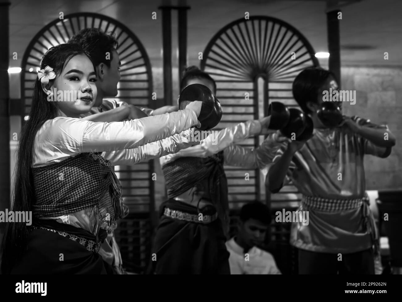 Un tradizionale gruppo di danza Khmer in Cambogia si esibisce su una nave da crociera fluviale ormeggiata nella capitale Phnom Penh. Foto Stock