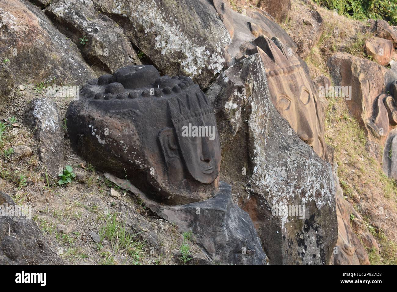 Un vecchio Dio dimenticato scolpito su pietra in unokoti in Tripura, India. Foto Stock