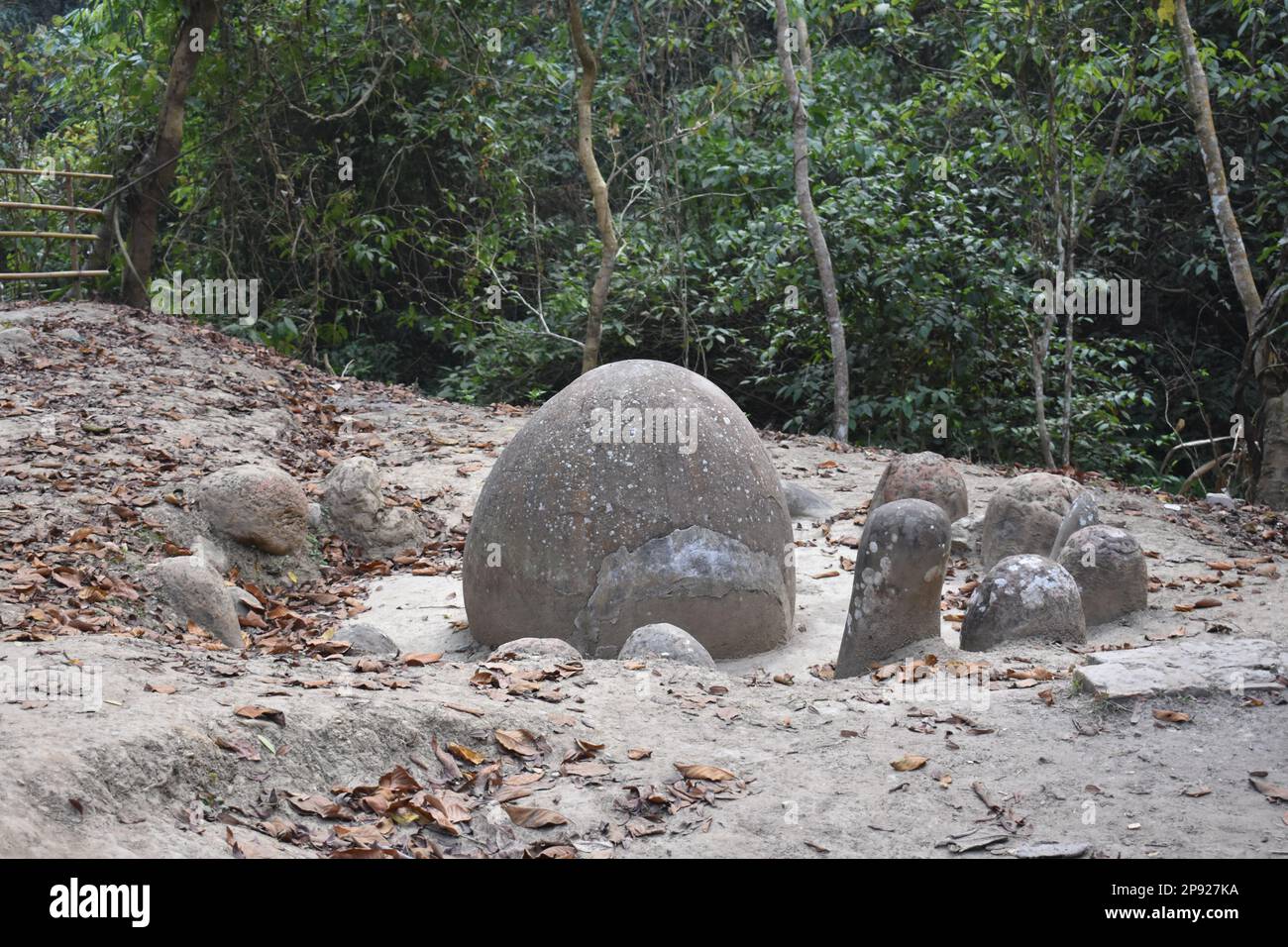 Antiche rovine di una civiltà millenaria a Unokoti, Tripura. Foto Stock