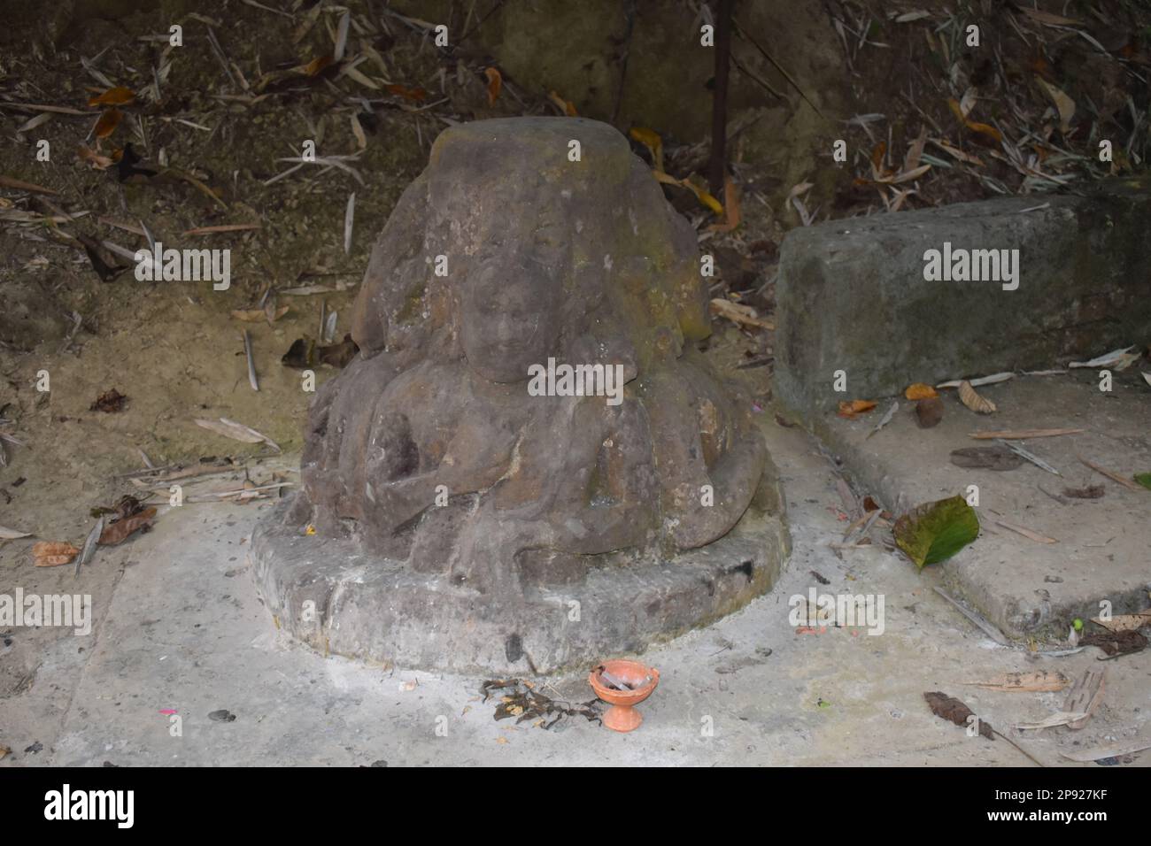 Antiche rovine di una civiltà millenaria a Unokoti, Tripura. Foto Stock