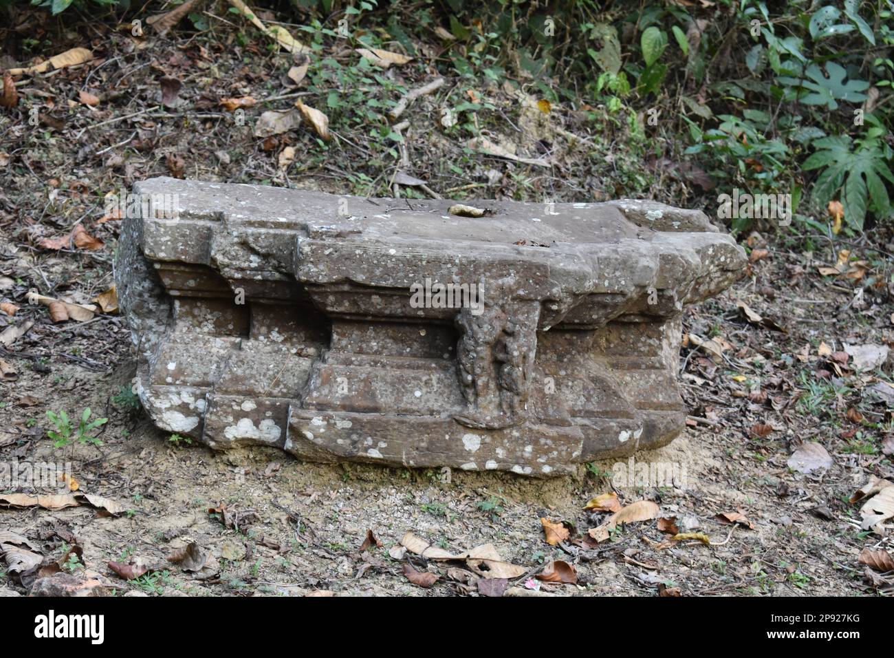 Antiche rovine di una civiltà millenaria a Unokoti, Tripura. Foto Stock