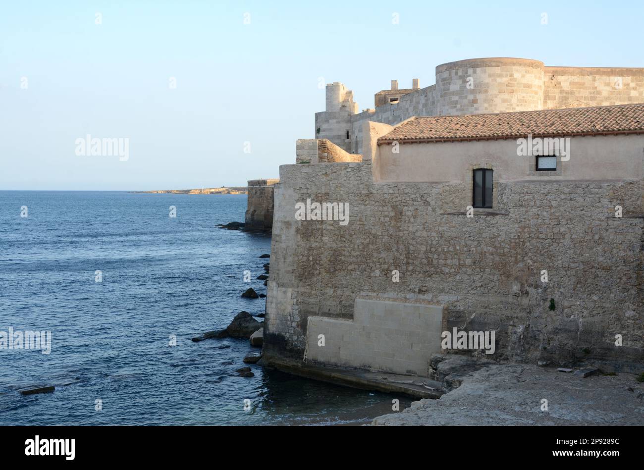 Il castello di Maniace è uno dei monumenti più importanti del periodo svevo a Siracusa e una delle fortezze più famose costruite da Federico I. Foto Stock