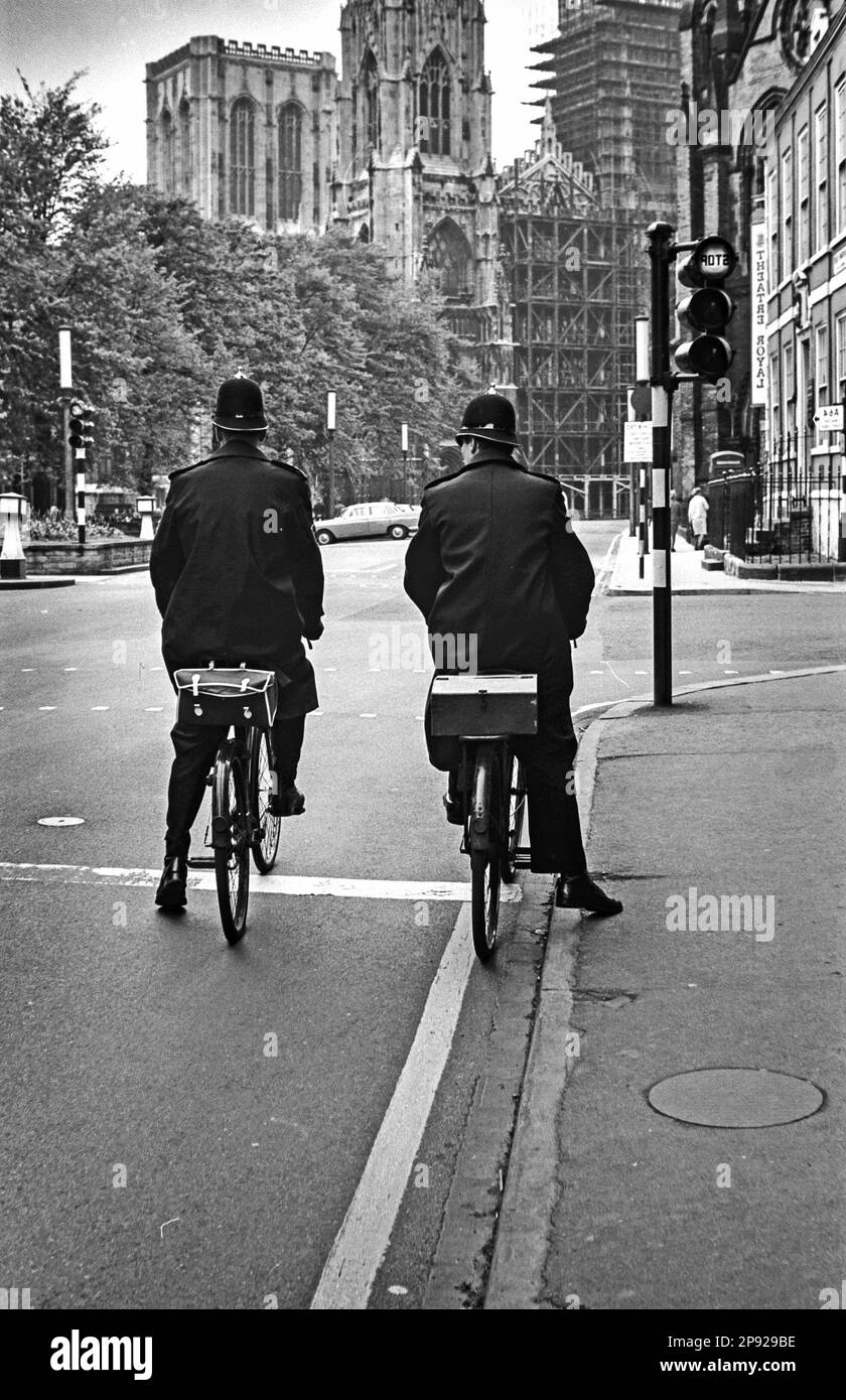 Intorno al Regno Unito - Bobbies sulle strade di York i 1968 Foto Stock