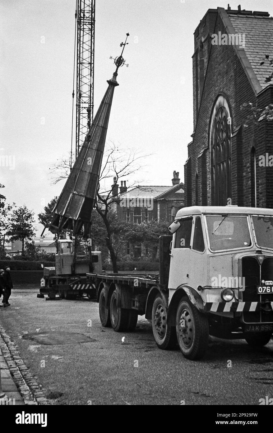 Intorno al Regno Unito - una di una sequenza di immagini che mostrano la rimozione della guglia a Hollins Grove Church, Darwen nel 1968 Foto Stock