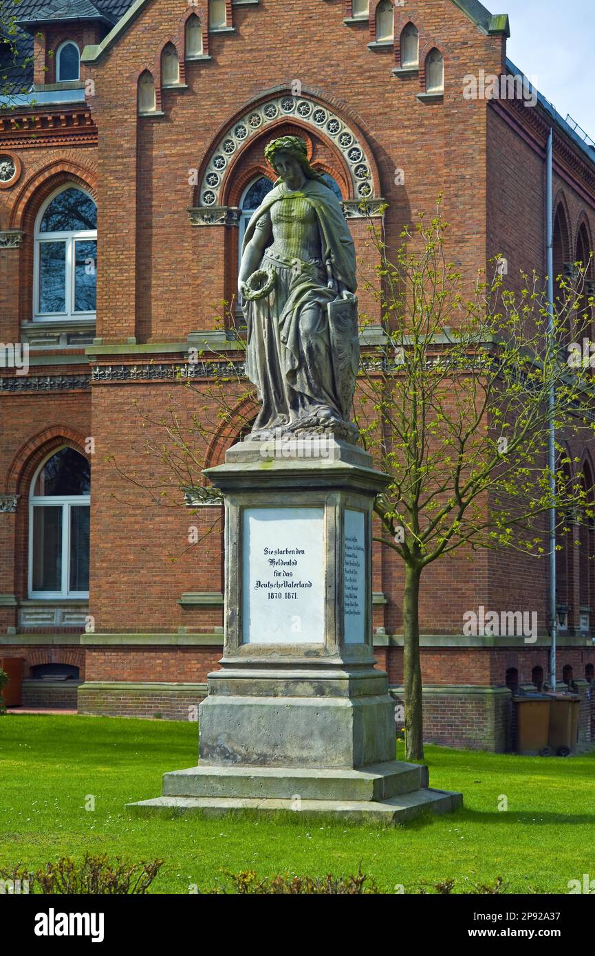 War Memorial 18701871 a Varel, sullo sfondo la corte distrettuale, distretto di Friesland, Germania Foto Stock