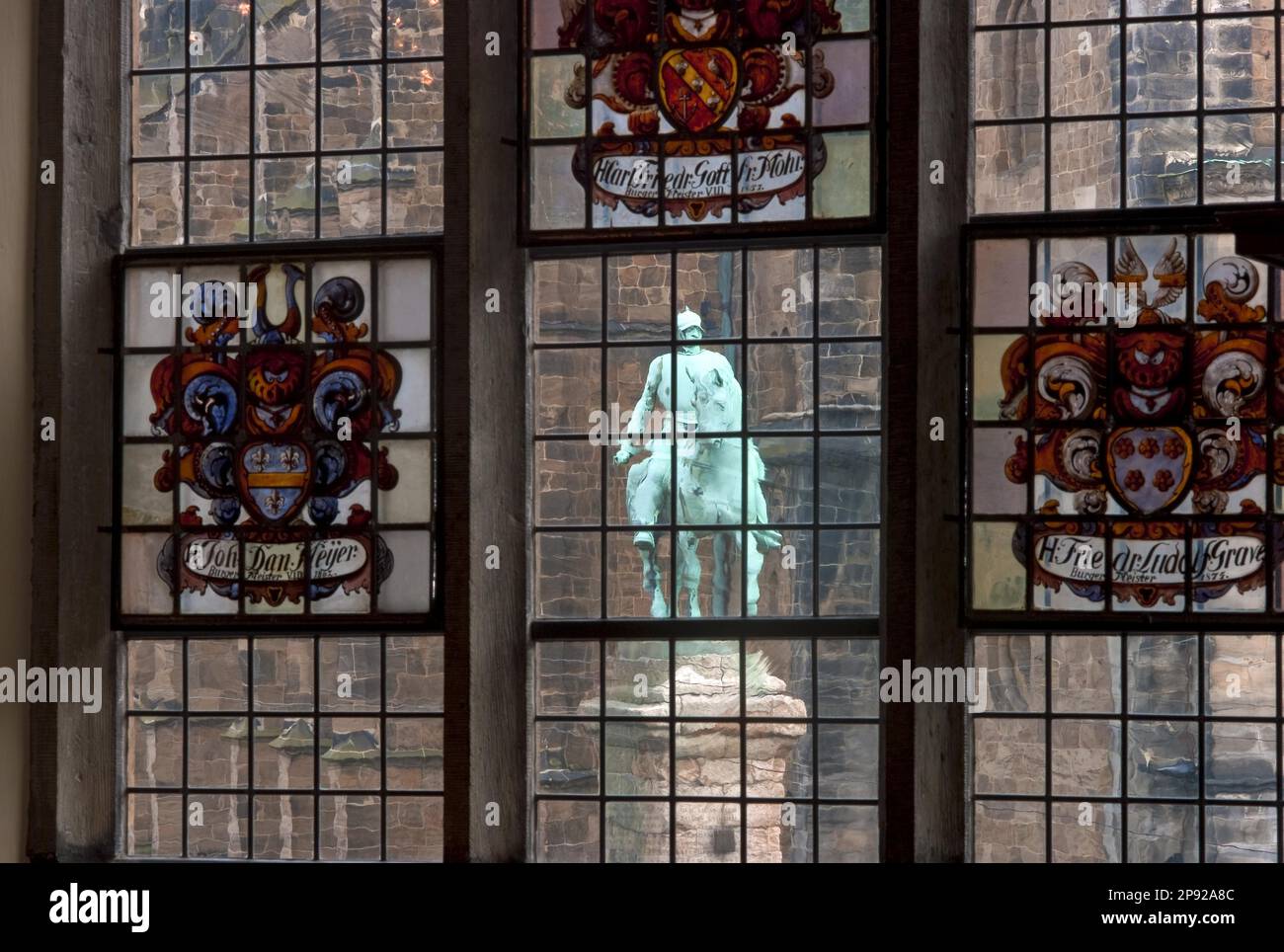 Vista dal municipio superiore della statua di Bismarck accanto alla cattedrale, Brema, Germania Foto Stock