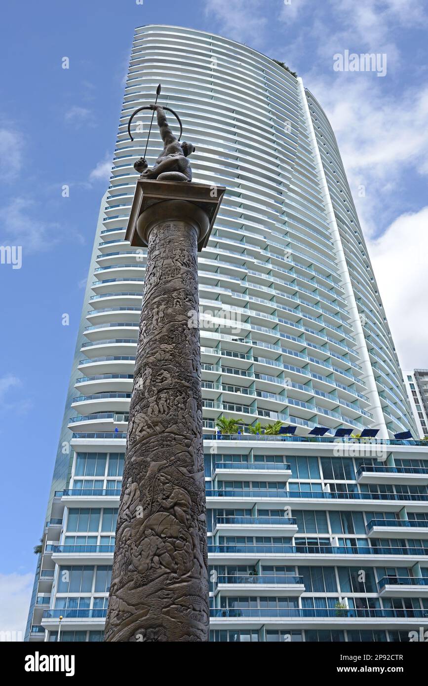 Monumento in bronzo colonna di storia, alto 36 metri e scolpito colonna a bassorilievo che narra la vita degli indiani Techesta. Miami, Florida Foto Stock