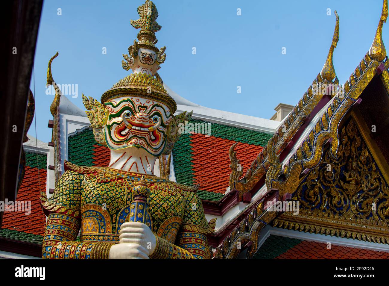 Wat Phra Kaew a Bangkok The Demon Guardian.The giganti sono personaggi, ciascuno distinto dal loro colore della pelle e corone.Each gigante è di circa 5 metri Foto Stock