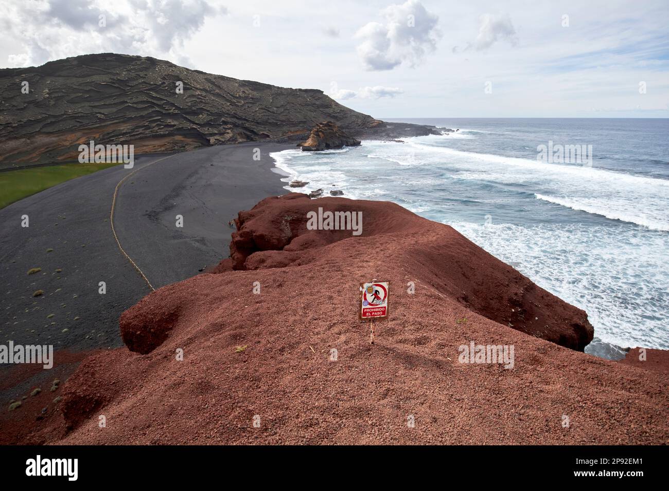 prohibido el paso nessun cartello d'ingresso sulla scogliera di El golfo Lanzarote, Isole Canarie, Spagna Foto Stock